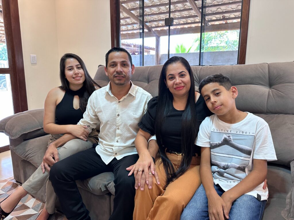 Professor Santinho com a esposa Adarlete dos Santos Pereira, e os filhos Flávio e Cibelly